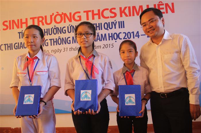 Trao giải thưởng cho học sinh đạt giải cuộc thi Giao thông thông minh 2015