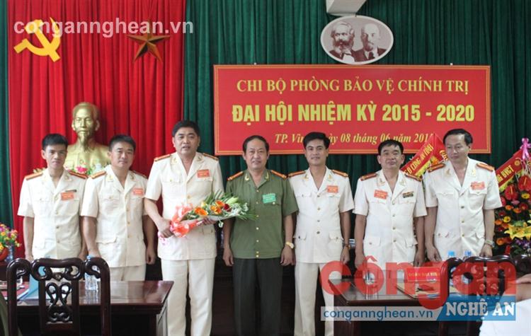 Đồng                    chí Đại tá Nguyễn Tiến Dần, Phó   Giám đốc    Công an tỉnh               chúc mừng BCH nhiệm                kỳ                    2015 - 2020