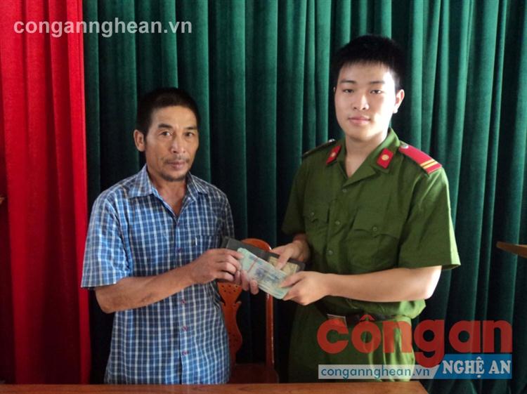 Trung sỹ Hồ Văn Anh trả lại chiếc ví có số tiền 50 triệu đồng cho ông Nguyễn Văn Hòa