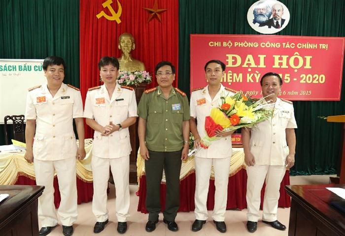 Đại tá Hồ Văn Tứ, Phó giám đốc Công an tỉnh  tặng hoa chúc mừng BHC mới