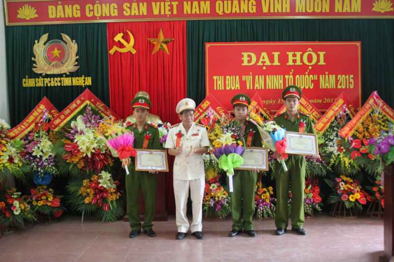 Trao giấy khen của Giám đốc cảnh sát PC&CÁC Nghệ An cho các cá nhân có thành tích xuất sắc trong công tác chiến đấu.