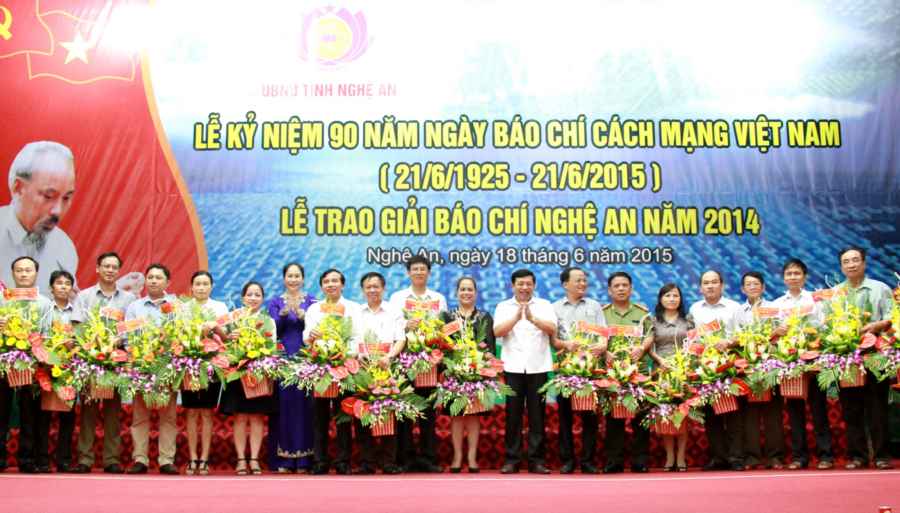 Chủ tịch UBND tỉnh Nguyễn Xuân Đường và Phó chủ tịch UBND tỉnh Đinh Thị Lệ Thanh chúc mừng các cơ quan báo chí địa phương và trung ương đóng chân trên địa bàn.