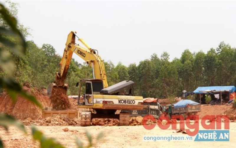 Nhiều doanh nghiệp còn thờ ơ với cam kết bảo vệ môi trường (Trong ảnh: Một doanh nghiệp khai thác đất “chui” gây ô nhiễm môi trường trên địa bàn huyện Yên Thành)