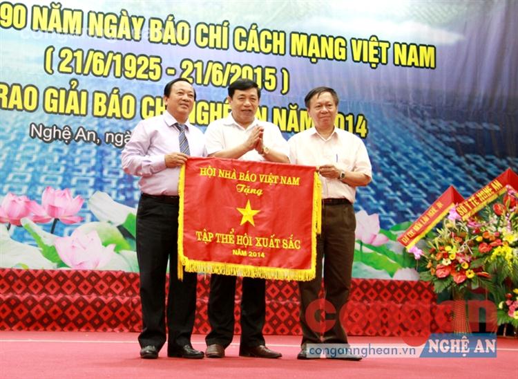 Đồng chí Nguyễn Xuân Đường, Chủ tịch UBND tỉnh                   trao bức trướng tập thể Hội xuất sắc năm 2014 của Hội              Nhà báo Việt Nam cho BCH Hội Nhà báo tỉnh Nghệ An
