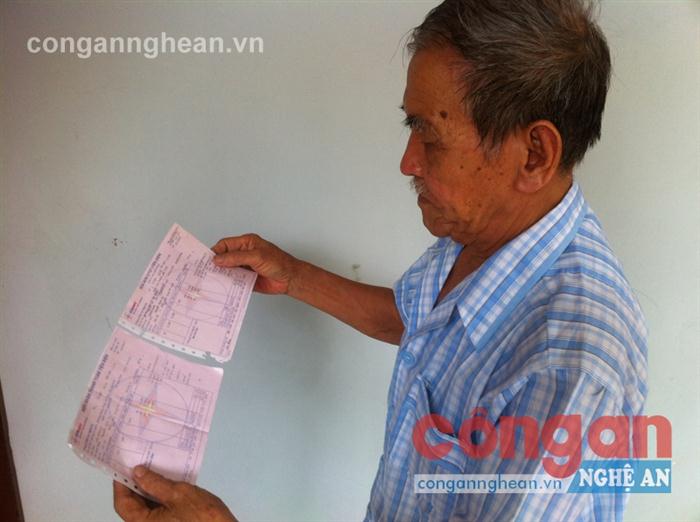 Một người dân ở phường Đội Cung, TP Vinh tá hỏa         khi cầm trên tay hóa đơn tiền điện tháng 5 vừa qua