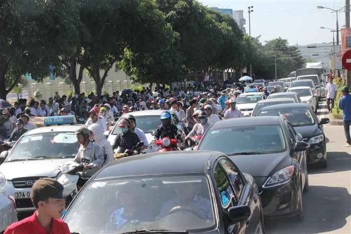 Từ đầu giờ sáng, lượng thí sinh đổ vệ các địa điểm thi khá đông khiến giao thông tắc nghẽn