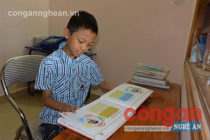 Cậu học trò nhỏ Hà Lưu Giang rất say mê tìm hiểu                 những câu chuyện về Bác Hồ
