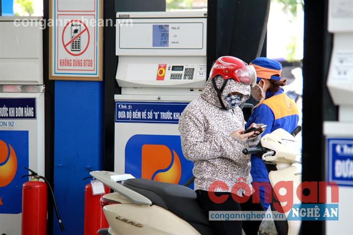 Người dân vô tư sử dụng điện thoại ở cây xăng                                            trên đường Nguyễn Thị Minh Khai              (TP Vinh)