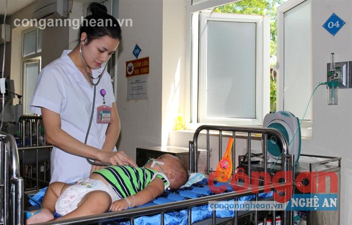 Các bác sĩ đang thăm khám cho trẻ tại Khoa Hồi sức cấp cứu                      Bệnh viện Sản - Nhi Nghệ An