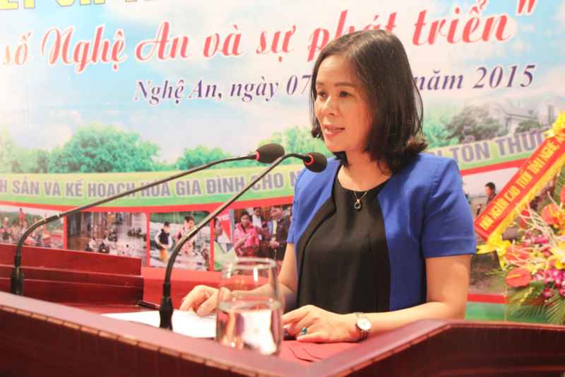 Bà Lê Thị Hoài Chung - Chi cục trưởng Chi cục Dân số tỉnh Nghệ An trao đổi một số kết quả Nghệ An đạt được trong thời gian qua
