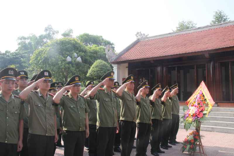 Dâng hoa dâng hương tại Nhà tưởng niệm cố Bộ trưởng Trần Quốc Hoàn