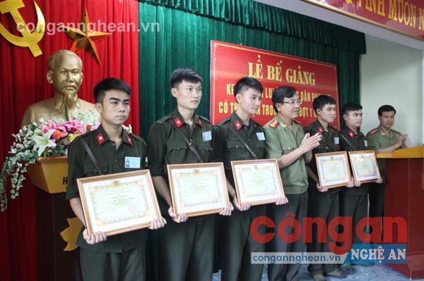 Đồng chí Đại tá Hồ Văn Tứ, Phó Giám đốc Công an tỉnh trao Giấy khen của Giám đốc Công an tỉnh cho 5 học viên có thành tích xuất sắc