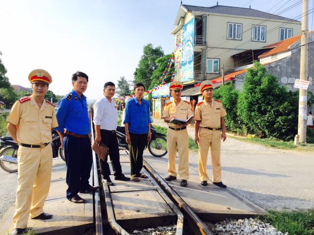 Đoàn kiểm tra liên ngành (Công an tỉnh, Ban ATGT và Công ty Quản lý                một thành viên đường sắt Nghệ Tĩnh) kiểm tra thực tế các tuyến đường sắt               trên địa bàn ngày 13/7