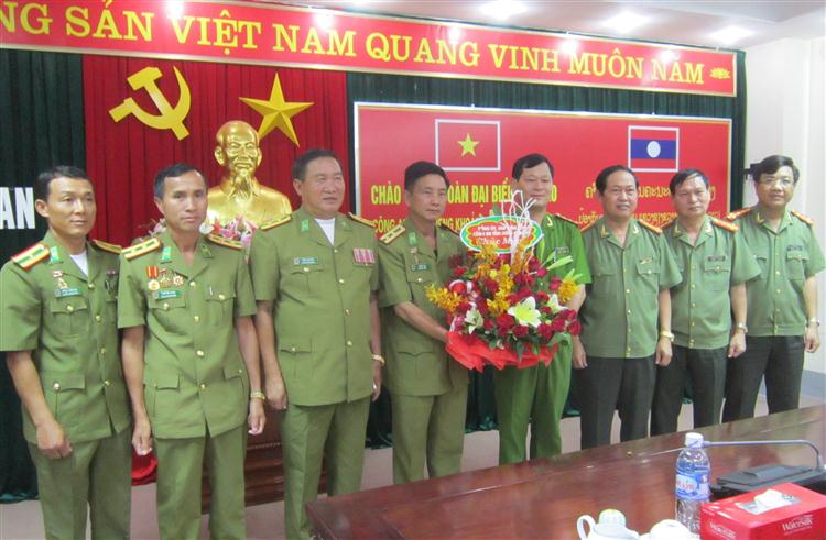 Đảng ủy, Ban Giám đốc Công an tỉnh Xiêng Khoảng tặng hoa chúc mừng Công an tỉnh Nghệ An