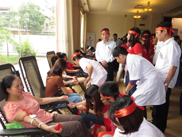 Đồng chí Hoàng Viết Đường – Phó Chủ tịch UBND tỉnh động viên các tình nguyện viên hiến máu