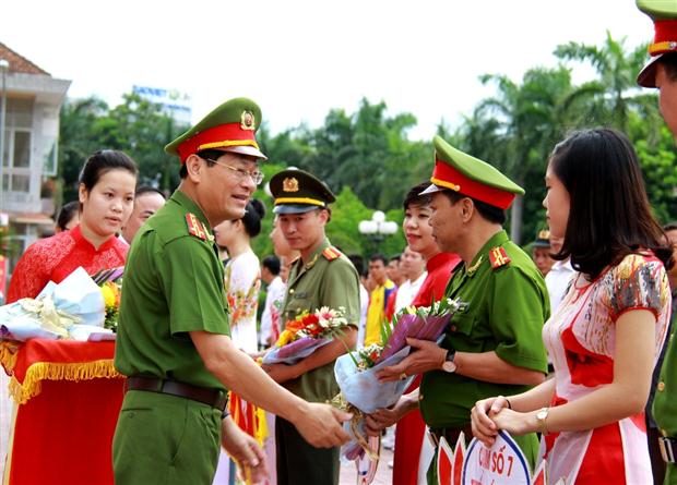 Đại tá Nguyễn Hữu Cầu, Bí thư Đảng ủy, Giám đốc Công an tỉnh và đại diện lãnh đạo sở VH, TT$DL tặng hoa động viên cho các đội tham gia tranh tài tại Hội thao Công an Nghệ An 2015.