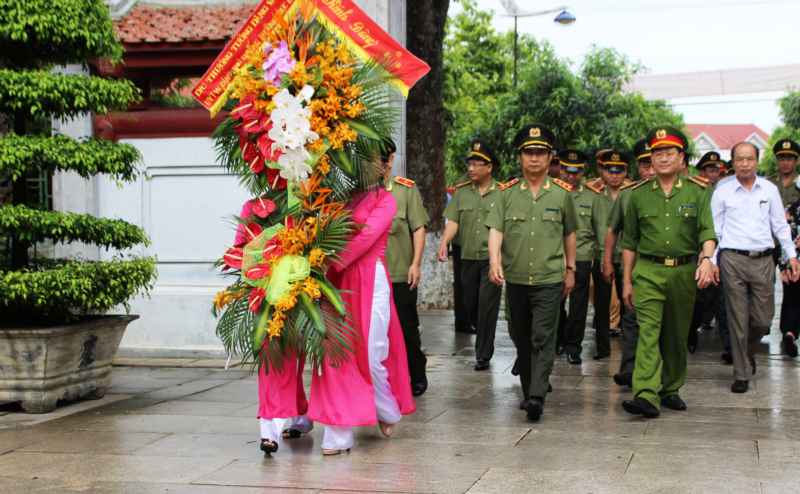 Đồng chí Thượng tướng Đặng Văn Hiếu dâng hương, dâng hoa tại Khu di tích Kim Liên, Nam Đàn