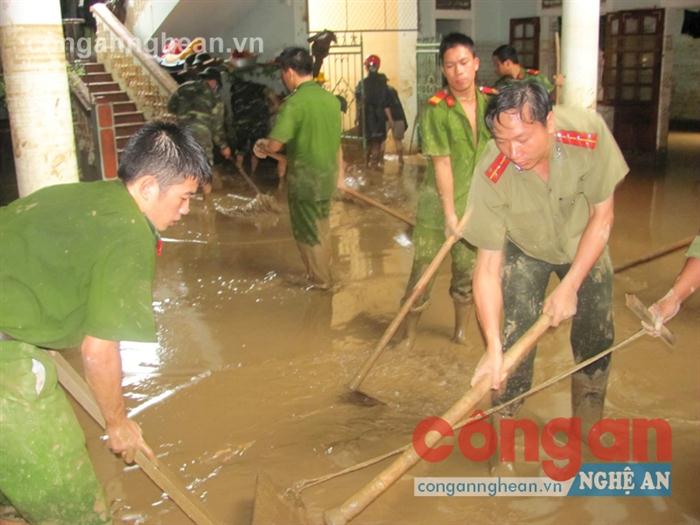 Tuổi trẻ Công an Nghệ An giúp nhân dân khắc phục hậu quả lũ lụt