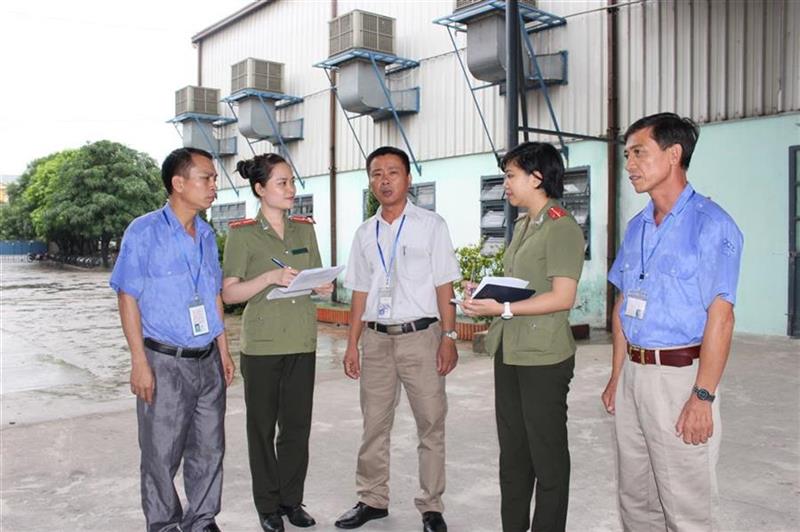 Cán bộ Phòng An ninh kinh tế Công an Nghệ An trao đổi công tác đảm bảo ANTT tại Khu công nghiệp Bắc Vinh
