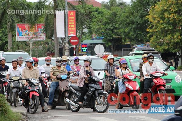 Người dân phấn khởi khi tạm dừng thu phí bảo trì đường bộ                             đối với môtô, xe gắn máy