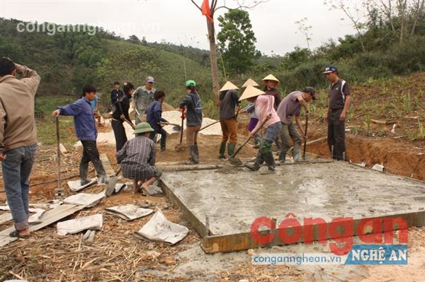 Cán bộ và nhân dân xã Quế Sơn, huyện Quế Phong                                  cùng chung tay góp sức làm đường giao thông xây dựng nông thôn mới