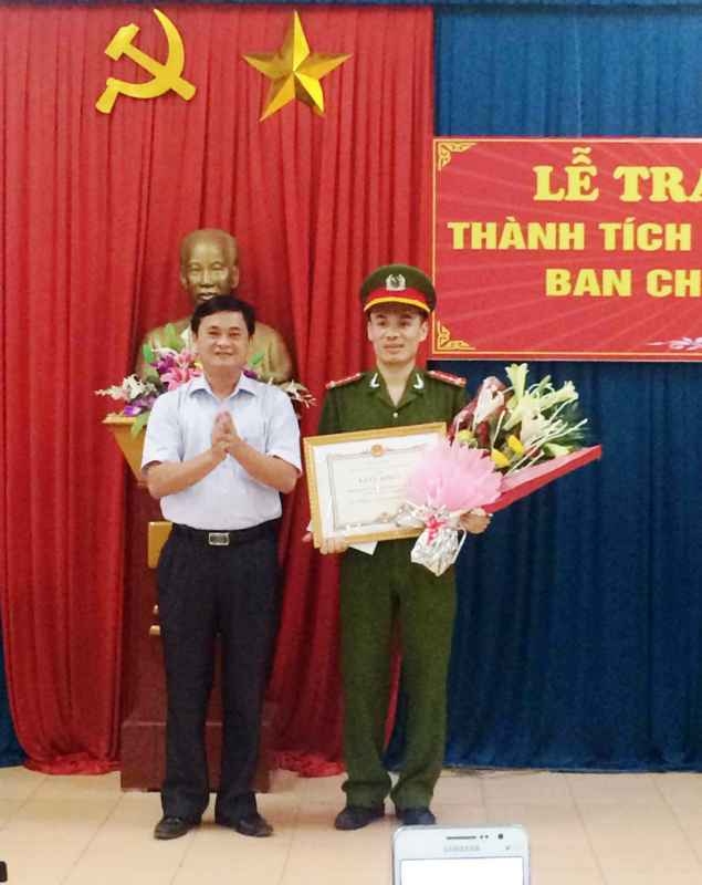 Lãnh đạo huyện Nam Đàn khen thưởng Đội Cảnh sát ĐTTP về Hình sự, Kinh tế, Ma túy vì những thành tích trong đấu tranh phòng chống tội phạm