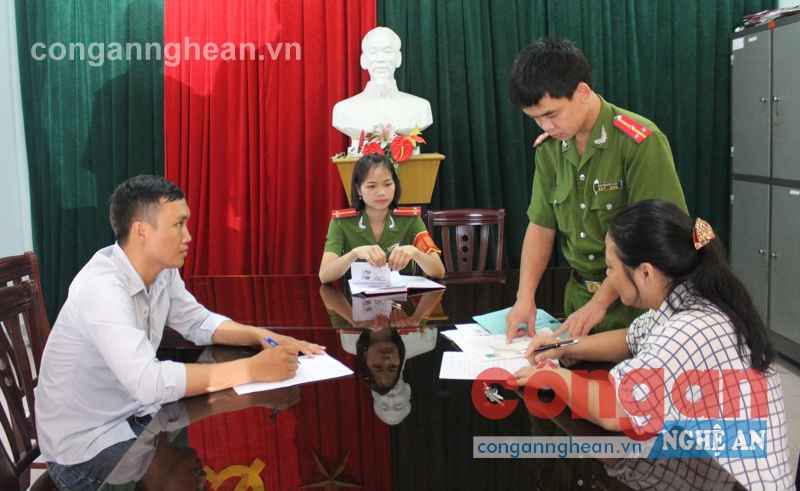 Công an phường Quang Trung hướng dẫn nhân dân hoàn tất các thủ tục hành chính