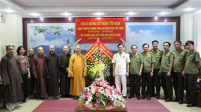 Giáo hội Phật giáo Việt Nam tỉnh Nghệ An tặng hoa chúc mừng Công an Nghệ An nhân kỷ niệm 70 năm ngày truyền thống Công an nhân dân Việt Nam