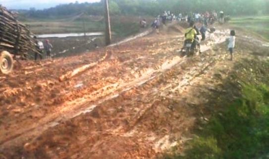 Con đường liên xã Thanh Mai trở nên nhão nhoét, bùn lầy khi dự án bị tạm dừng 