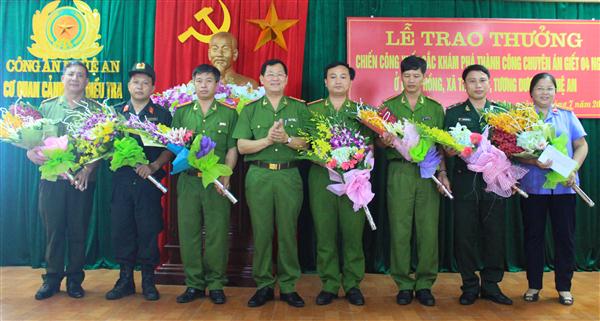 Đồng chí Đại tá Nguyễn Hữu Cầu, Giám đốc Công an tỉnh khen thưởng các đơn vị                            và Công an huyện Tương Dương về thành tích xuất sắc trong phòng chống tội phạm