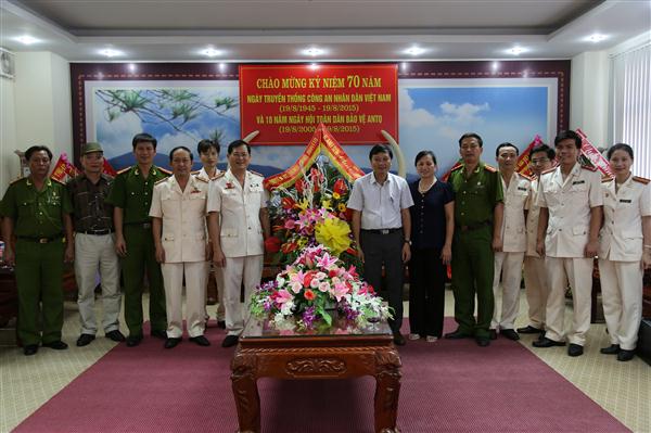 Lãnh đạo một số đơn vị tặng hoa chúc mừng Công an tỉnh Nghệ An