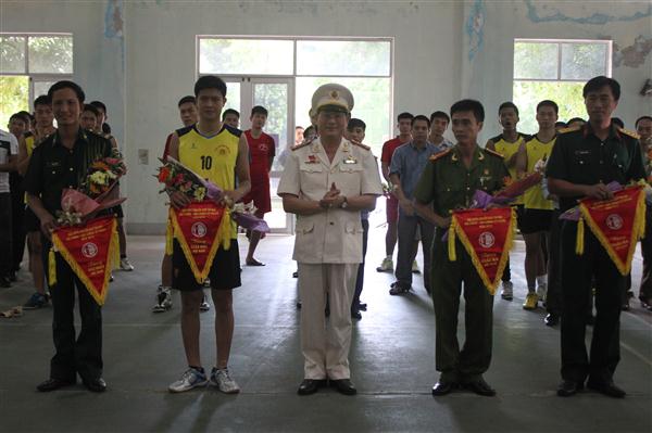 Đại tá Nguyễn Hữu Cầu, Giám đốc công an tỉnh trao giải cho các đội bóng đạt giải nhất nhì ba