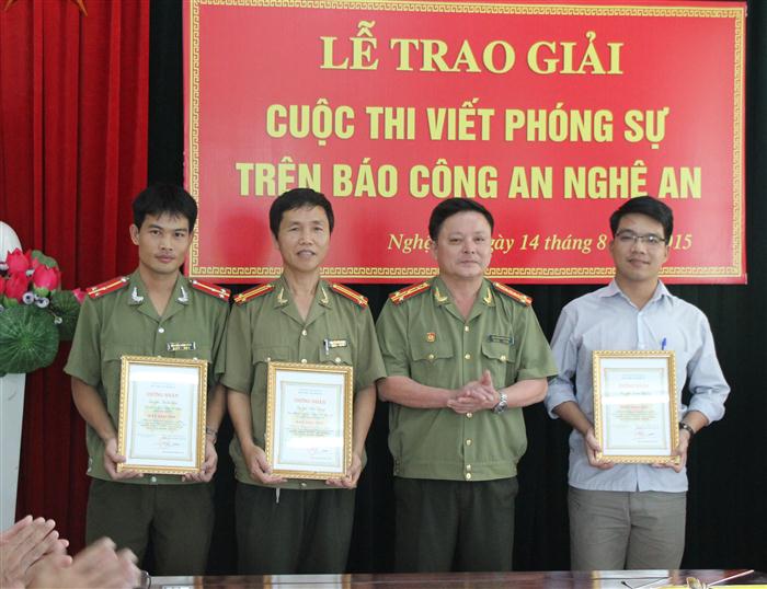 Đồng chí Đại ta Nguyễn Đình Trần, Trưởng phòng PX 21 trao giải nhì cho các tác giả
