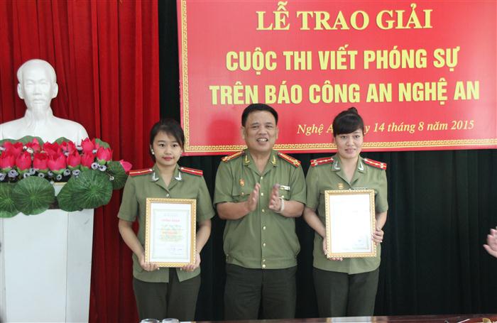Đồng chí Thượng tá Nguyễn Bá Minh, Phó Tổng biên tập Báo CANA trao giải 3 cho các tác giả