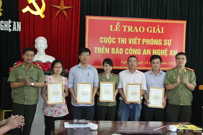 Đồng chí Thượng tá Lý Vĩnh Sinh, Phó TBT và đồng chí Thiếu tá Hồ Việt Dũng, Phó TBT trao giải khuyến khích cho các tác giả