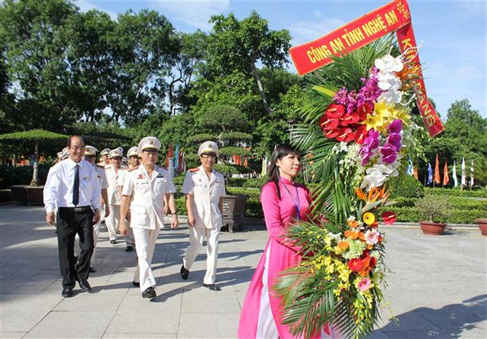 Đoàn dâng hoa tại Khu di tích Kim Liên