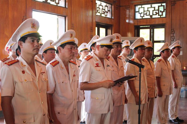 Đồng chí Đại tá Nguyễn Hữu Cầu, Giám đốc Công an tỉnh báo công dâng lên Bác