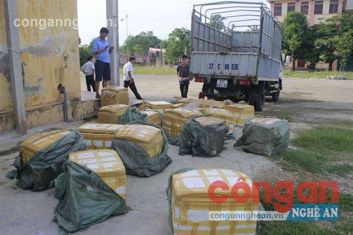 Cán bộ trạm CSGT Diễn Châu kiểm đếm số hàng bị bắt giữ để bàn giao cho cơ quan thú y