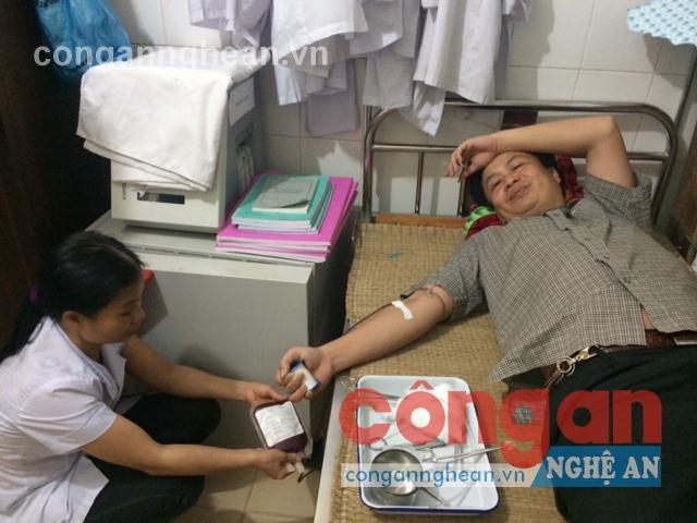 Anh Nguyễn Đình Thanh sẵn sàng  hiến máu khi được bệnh viện huy động