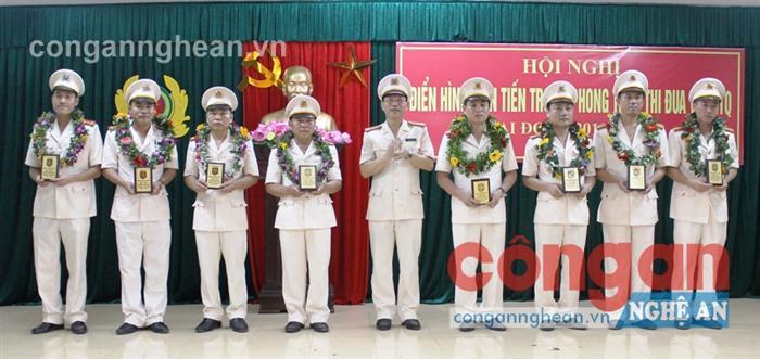 Đại tá Lê Văn Thái, Trưởng Công an huyện Hưng Nguyên trao biểu trưng  cho CBCS đạt điển hình tiên tiến giai đoạn 2010 - 2015