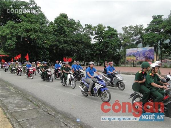 Công an tỉnh phối hợp với Bộ đội Biên phòng và Tỉnh đoàn                tổ chức diễu hành tuyên truyền về phòng, chống ma túy, mại dâm