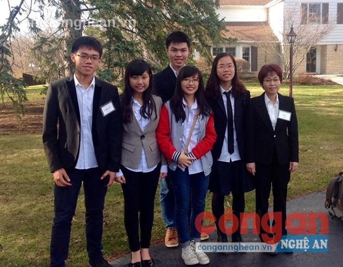 Nguyễn Lưu Cảnh Hào (ngoài cùng bên trái) cùng các bạn trong thời gian tham gia chương trình “Thủ lĩnh thanh niên ASEAN” tại Mỹ