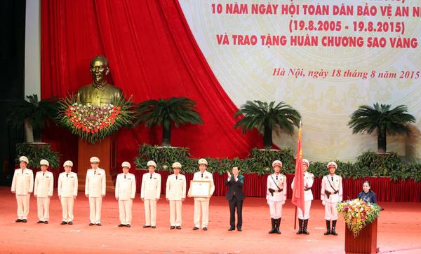 Chủ tịch nước Trương Tấn Sang trao Huân chương Sao Vàng (lần  thứ tư) ghi nhận những thành tích xuất sắc của lực lượng CAND.