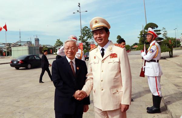 Bộ trưởng Trần Đại Quang đón Tổng Bí thư Nguyễn Phú Trọng tham dự buổi lễ.