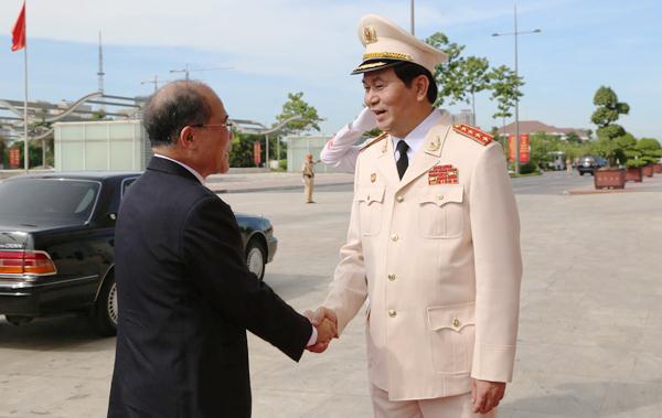 Bộ trưởng Trần Đại Quang và Chủ tịch Quốc hội Nguyễn Sinh Hùng.