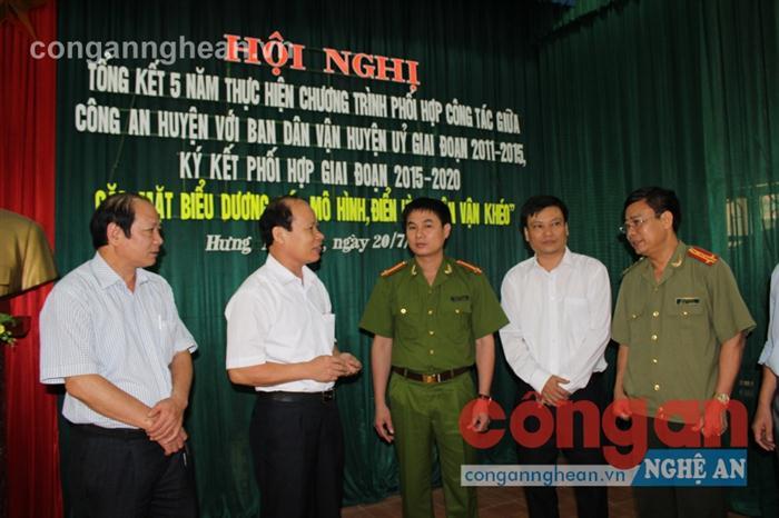 Các đại biểu trao đổi tại Hội nghị gặp mặt, biểu dương      các mô hình, điển hình dân vận khéo huyện Hưng Nguyên