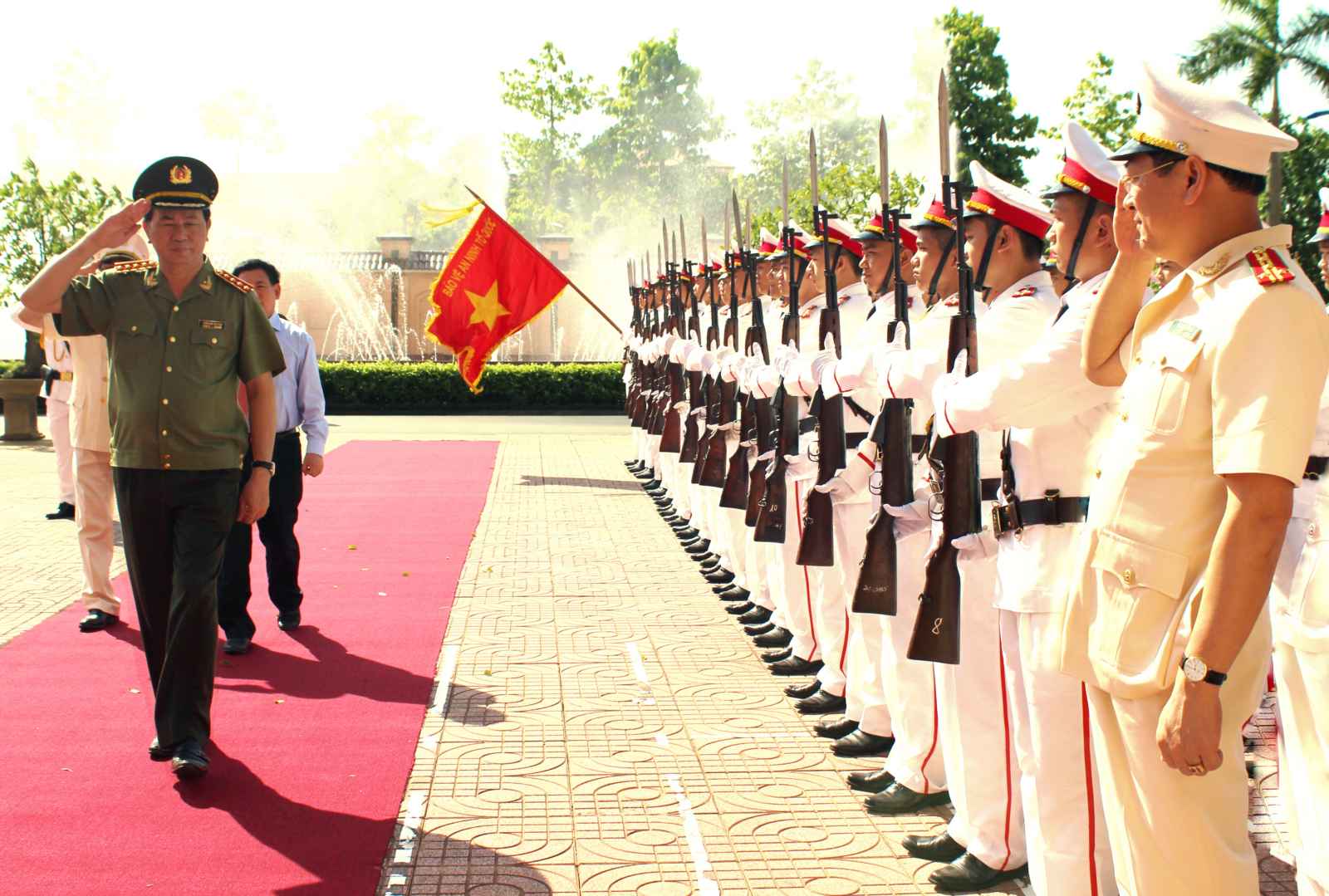 Đồng chí Đại tướng Trần Đại Quang, Ủy viên Bộ Chính trị, Bộ trưởng Bộ Công an duyệt đội danh dự Công an Nghệ An. Ảnh: Hải Việt