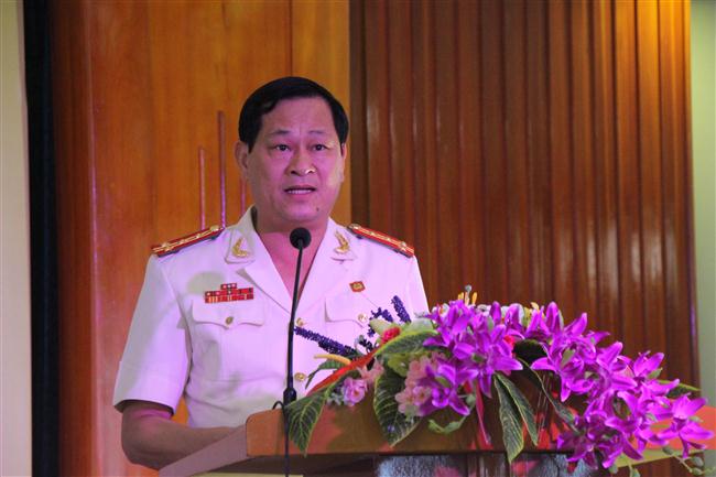 Đồng chí Đại tá Nguyễn Hữu Cầu, Giám đốc Công an tỉnh phát biểu tại buổi gặp mặt