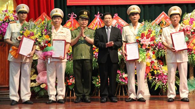 Lãnh đạo Bộ Công an và lãnh đạo tỉnh Nghệ An trao quyết định                         chức danh lãnh đạo Cảnh sát PC&CC Nghệ An