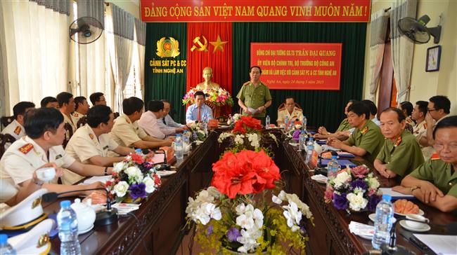 Bộ trưởng Bộ Công an Trần Đại Quang làm việc với Cảnh sát PC&CC Nghệ An